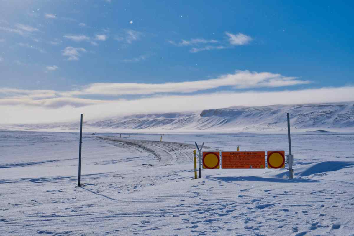 F-road cerrada en Islandia cubierta de nieve y con una señal de advertencia.