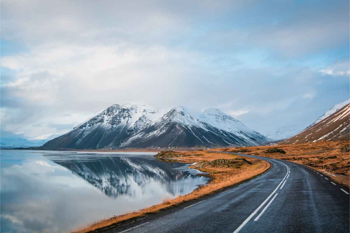 Hacer la maleta para un viaje por carretera en marzo en Islandia Carretera de Circunvalación de Islandia con picos nevados al fondo