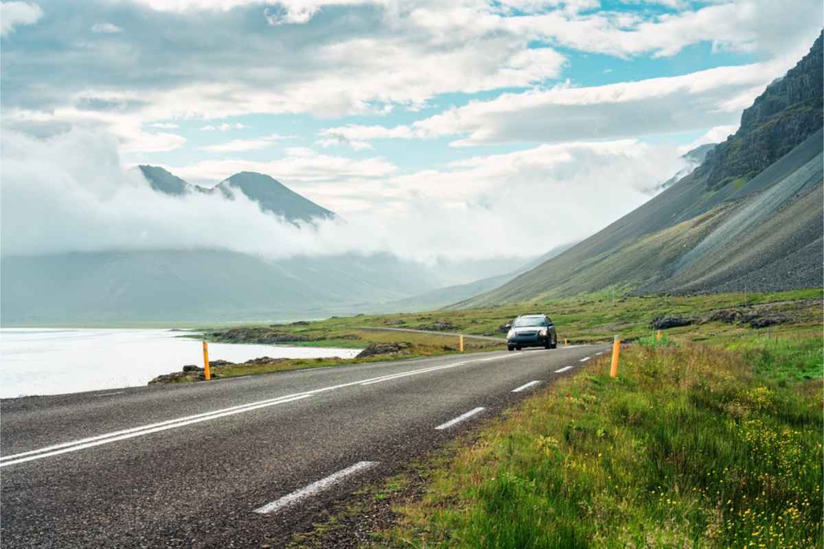 Coche compacto 2WD en la Ring Road de Islandia en un d&iacute;a de niebla