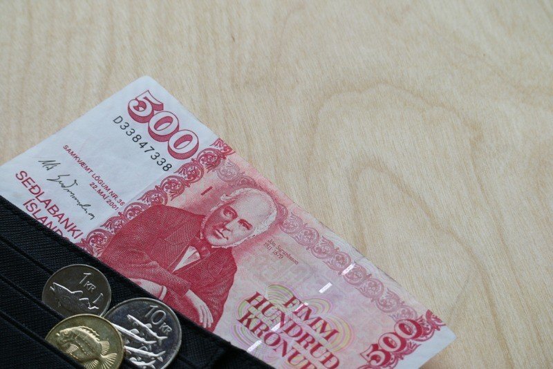 Billete de 500 ISK y monedas guardados en una cartera para propinas.