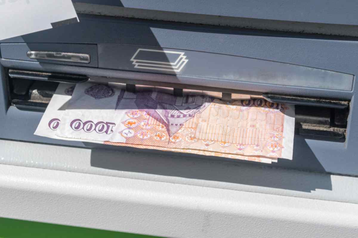 Cajero automático dispensando billetes de 1.000 coronas islandesas (ISK).