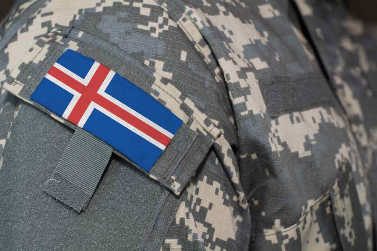 Parche de la bandera de Islandia en la manga de un uniforme militar de camuflaje.
