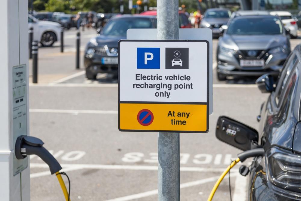 Panneau indiquant une zone de recharge pour v&eacute;hicules &eacute;lectriques o&ugrave; le stationnement permanent est interdit