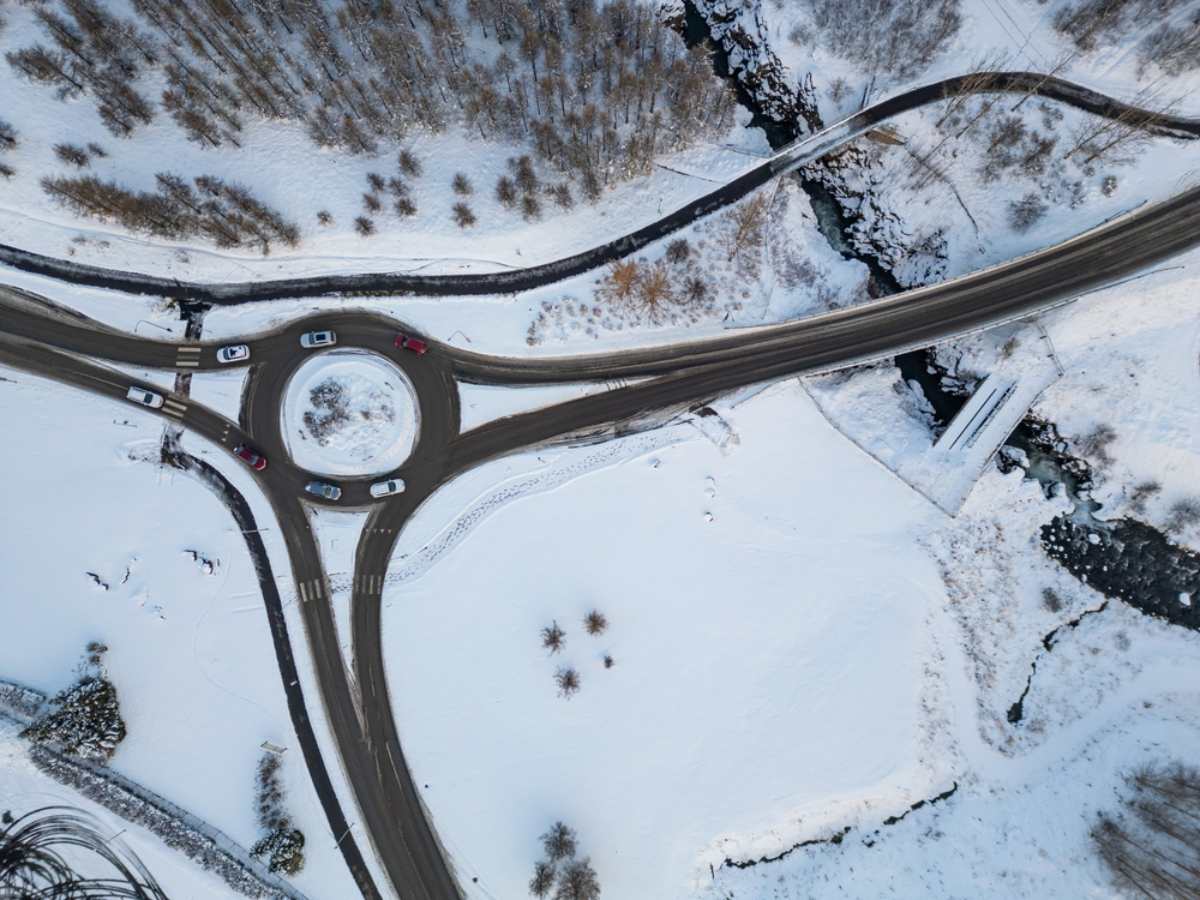 Priorité de passage dans les ronds-points islandais à deux voies Vue par drone d’un rond-point en Islande avec le paysage couvert de neige