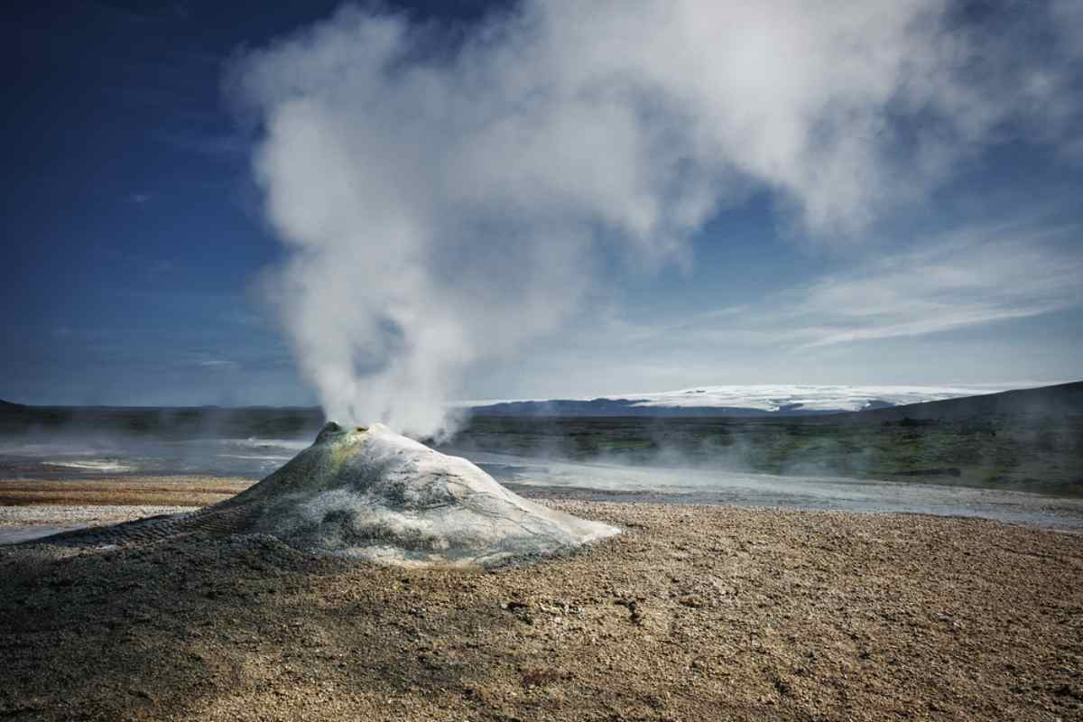 Sources chaudes de Hveravellir Vapeur s’élevant d’une bouche géothermique à Hveravellir dans les Highlands islandais