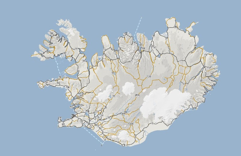Une carte d&eacute;taill&eacute;e de l'Islande montrant son r&eacute;seau routier, y compris les principales autoroutes et routes &agrave; travers le terrain accident&eacute; de l'&icirc;le, entour&eacute;e par l'oc&eacute;an.