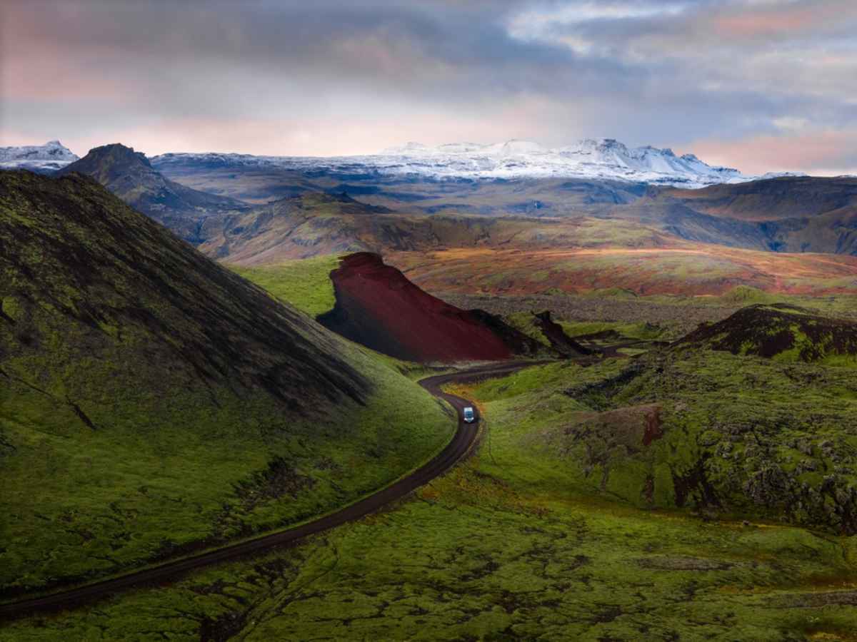 Conduire en Islande : guide pour avril Voiture de location traversant le paysage impressionnant de l’Islande