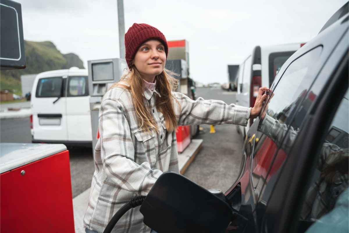 Conduire en Islande en avril Touriste faisant le plein de sa voiture de location en Islande