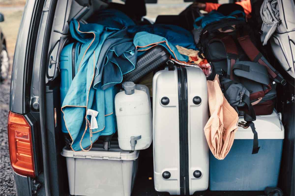 Conseils pour faire sa valise pour l’Islande en avril Coffre d’une voiture de location avec vêtements et valises