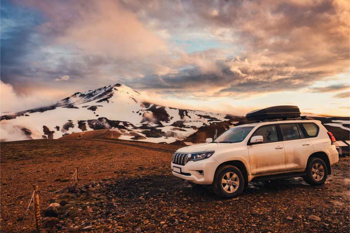 V&eacute;hicule 4&times;4 robuste sur une route gravillonn&eacute;e en Islande au cr&eacute;puscule
