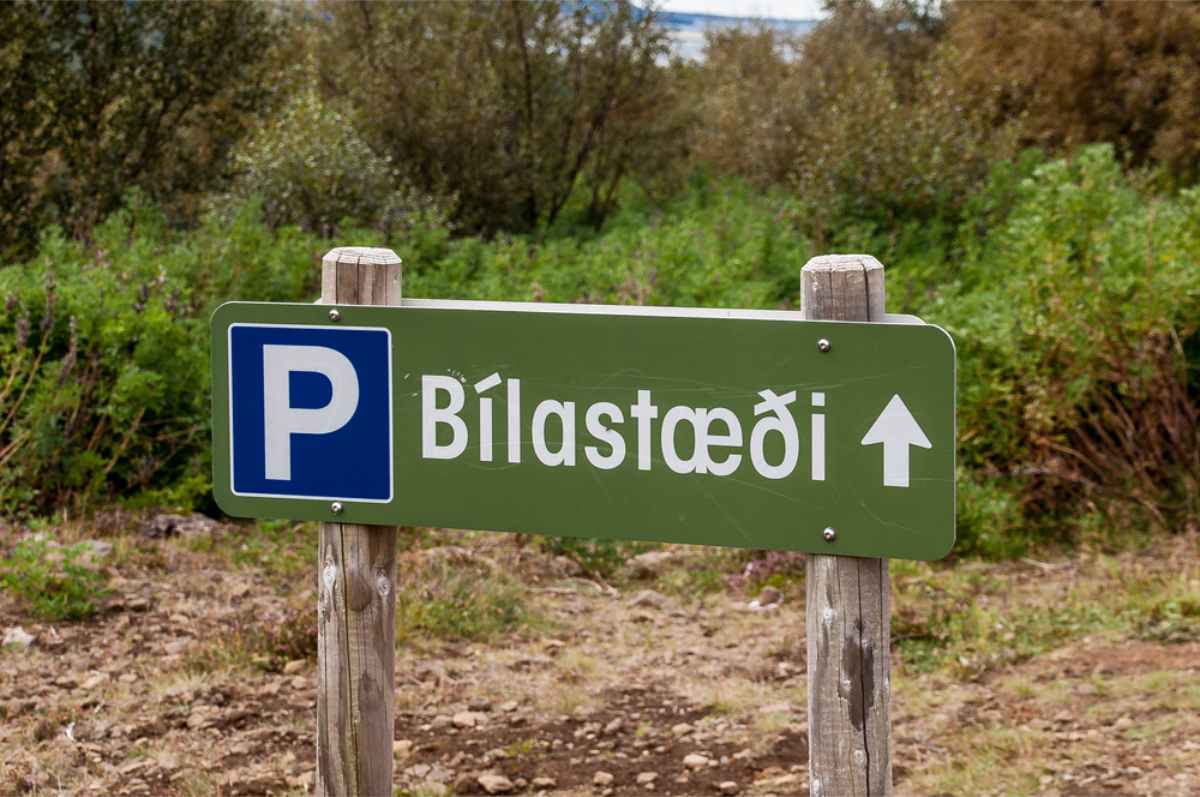 Langue islandaise sur un panneau de stationnement