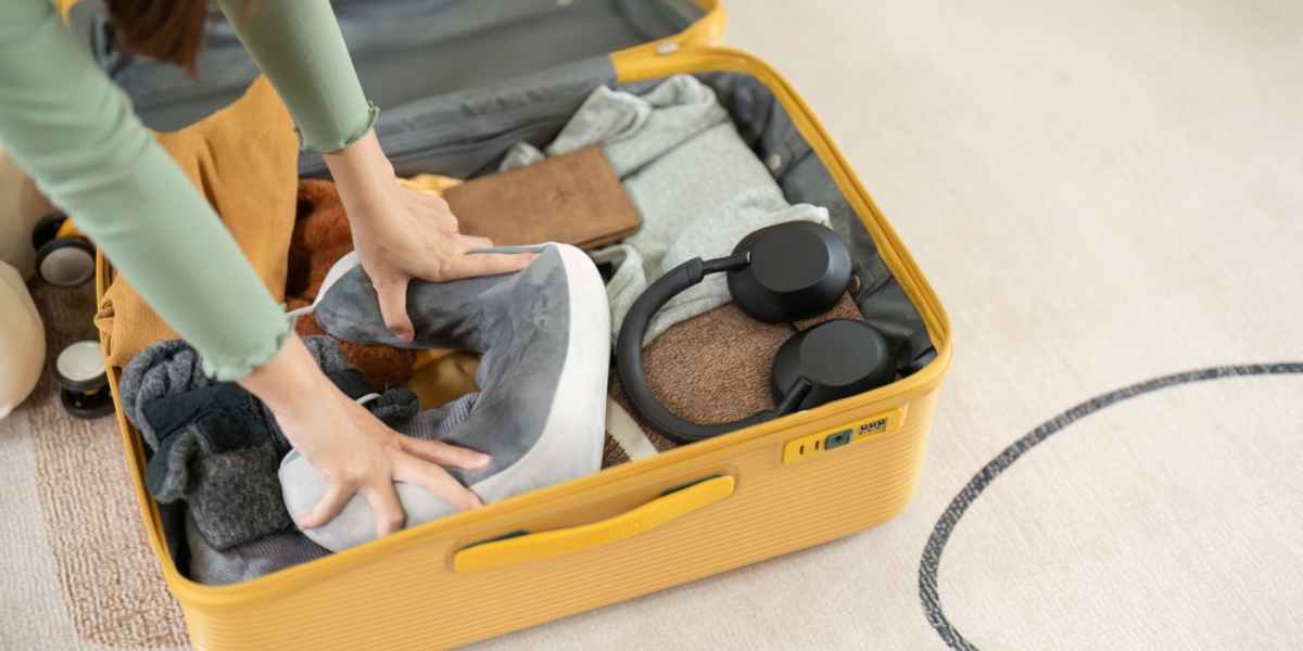 Femme pr&eacute;parant sa valise pour son voyage en Islande