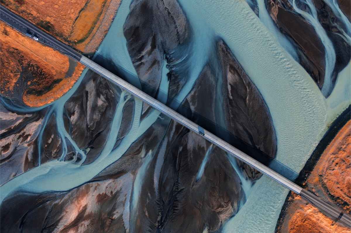 Vue de drone d&rsquo;un pont traversant une rivi&egrave;re glaciaire en Islande