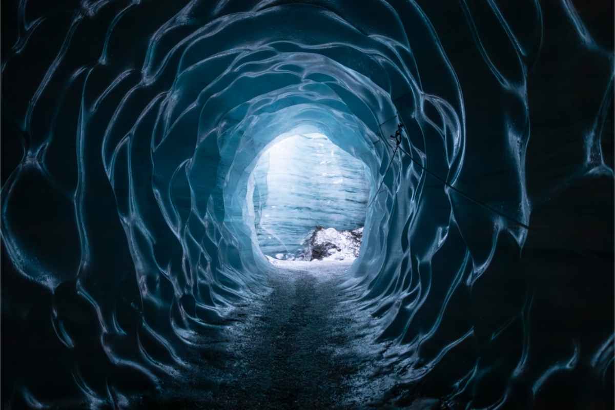 Grotte de glace islandaise &agrave; l&rsquo;int&eacute;rieur d&rsquo;un glacier