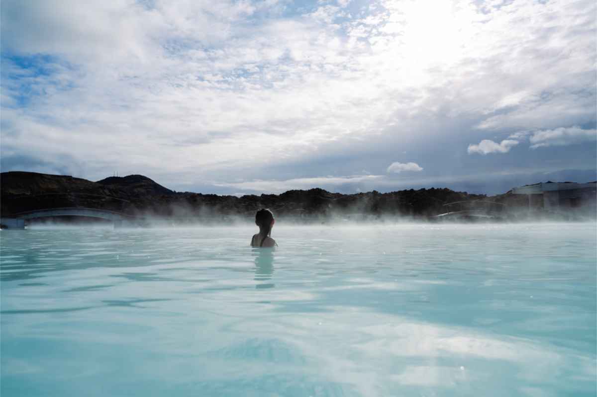 Source chaude Blue Lagoon en Islande Femme profitant des eaux chaudes du Blue Lagoon en Islande