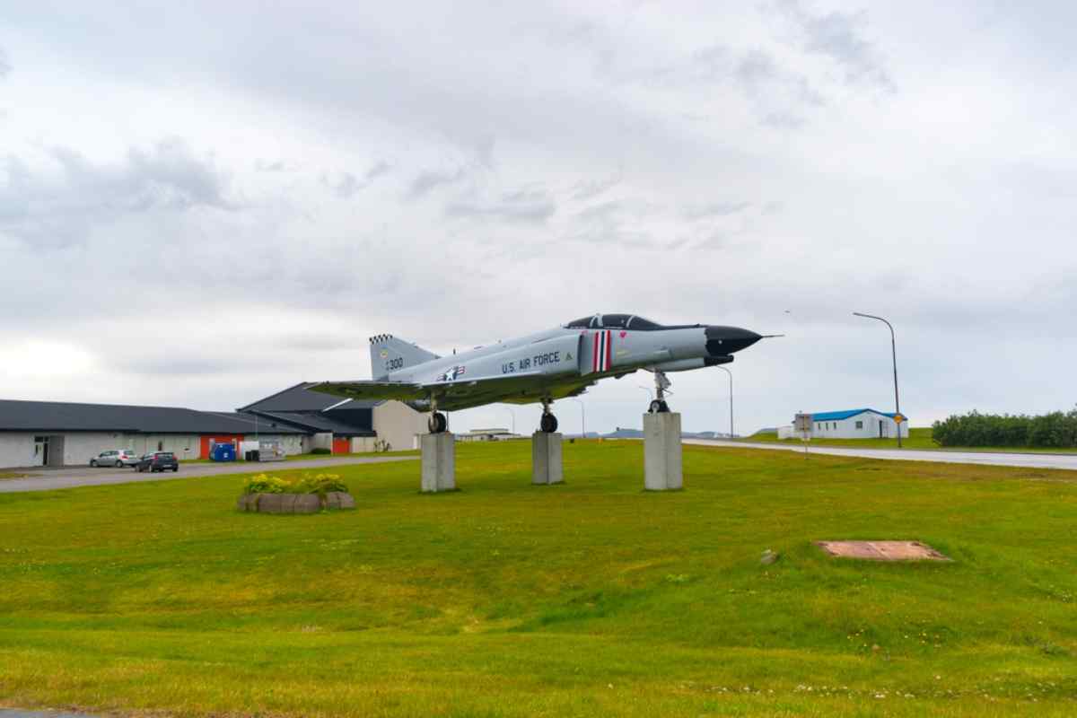 Avion de l&rsquo;US Air Force retir&eacute; du service expos&eacute; en plein air &agrave; Keflav&iacute;k.