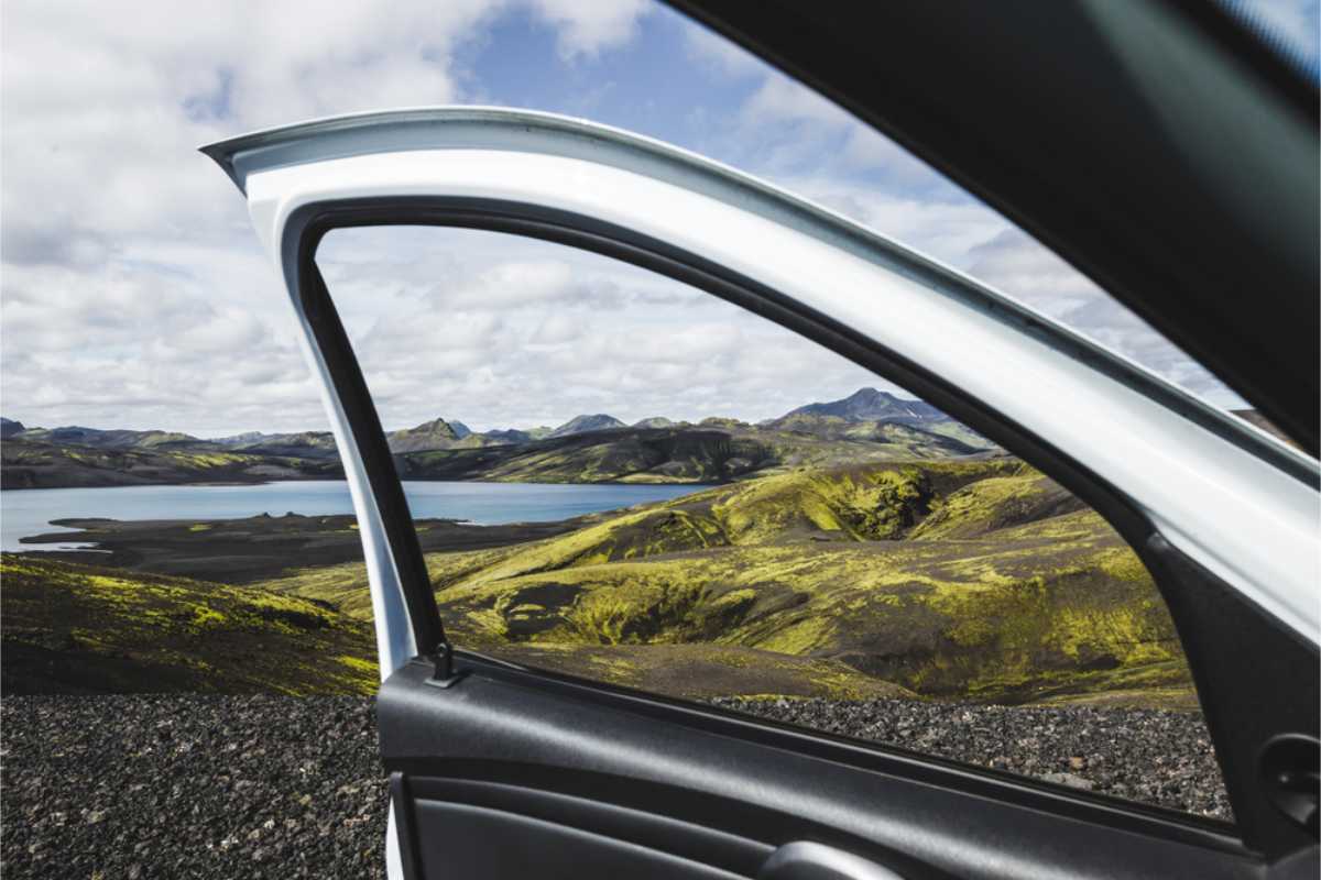 Comment le vent affecte-t-il votre voiture de location ? Portière d’un véhicule grande ouverte