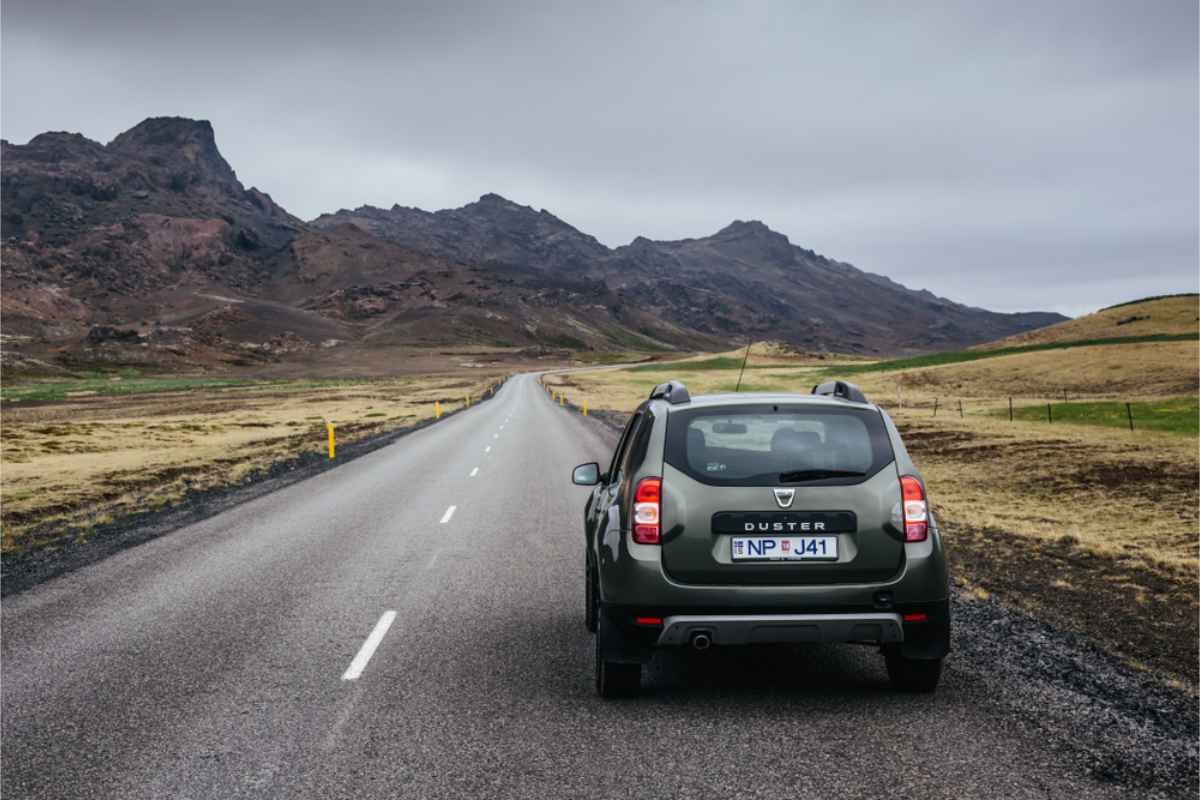 Migliori auto per guidare in Islanda ad agosto Veicolo Dacia Duster 4x4 che percorre la Ring Road islandese