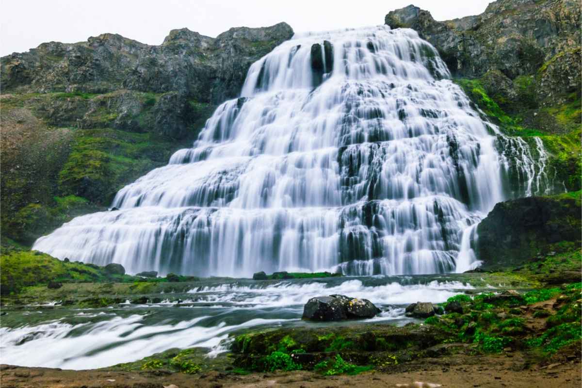 Migliori panorami dei fiordi occidentali e di Snæfellsnes Vista frontale della cascata Dettifoss nei fiordi occidentali dell’Islanda
