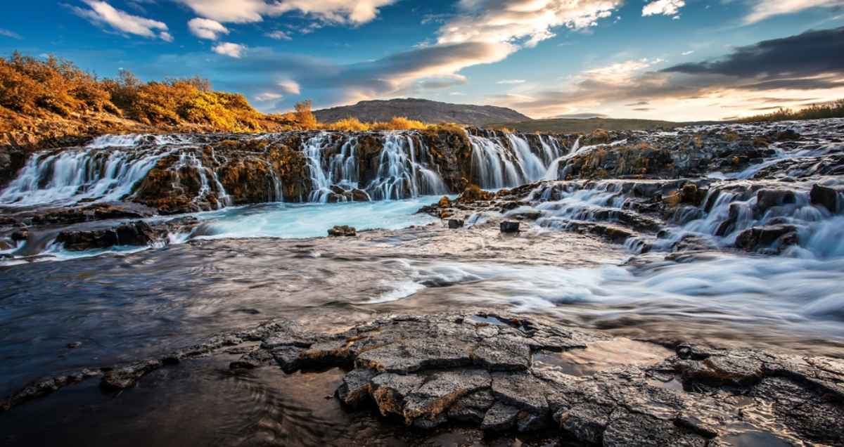 I migliori luoghi da vedere in Islanda ad agosto Cascata Bruarfoss con acque turchesi intense