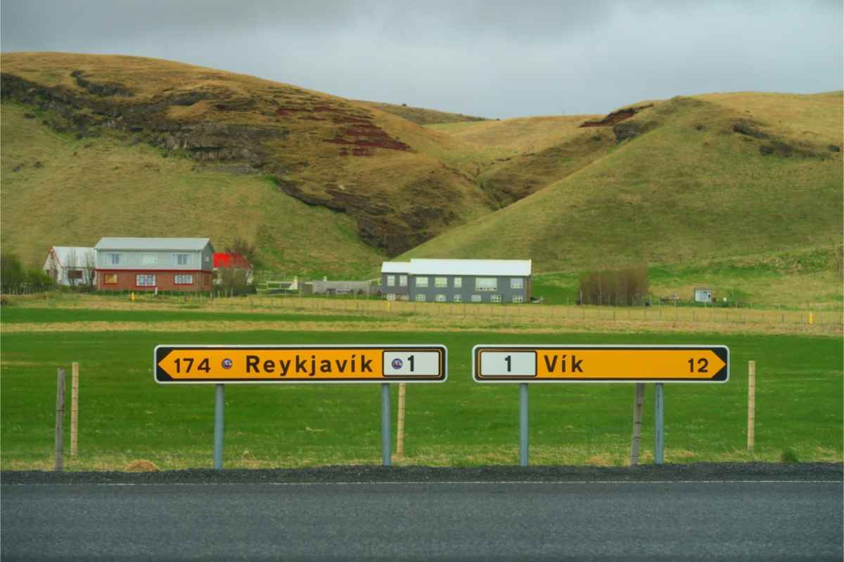 Fare il pieno e pianificare le soste in Islanda Segnali stradali che indicano la direzione