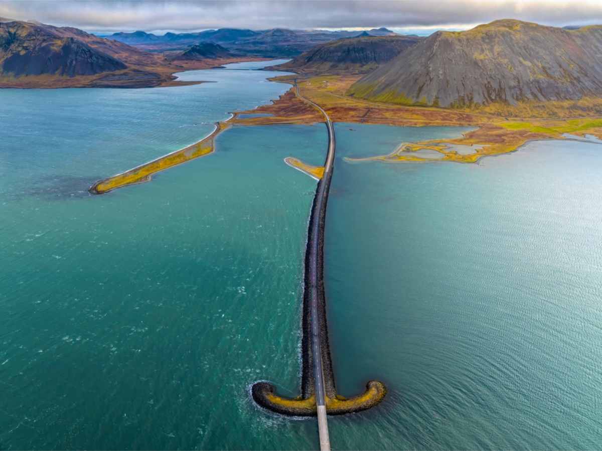 Vista aerea con drone di una strada panoramica a forma di spada in Islanda