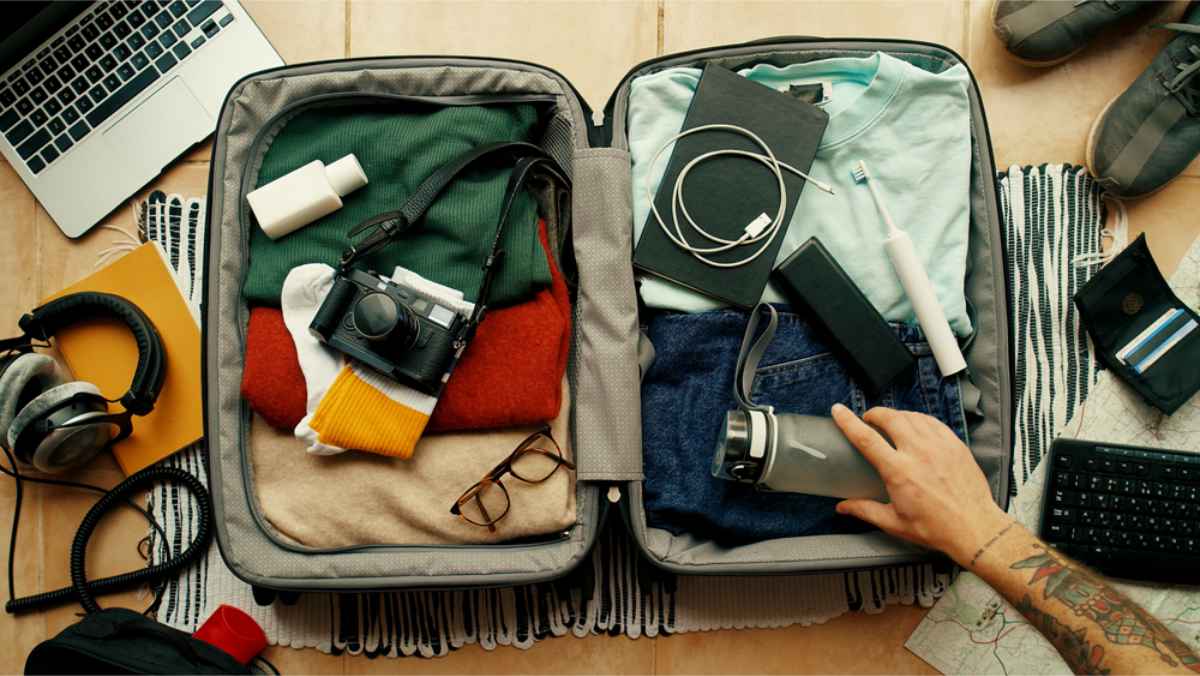 Valigia aperta e piena di vestiti e oggetti utili per un viaggio in Islanda