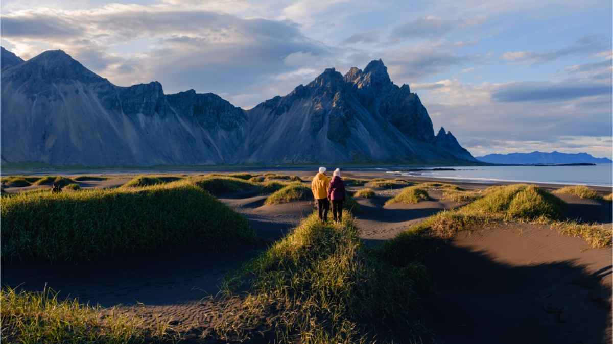 Luoghi da sogno per una proposta in Islanda Foto panoramica di una coppia a Stokksnes