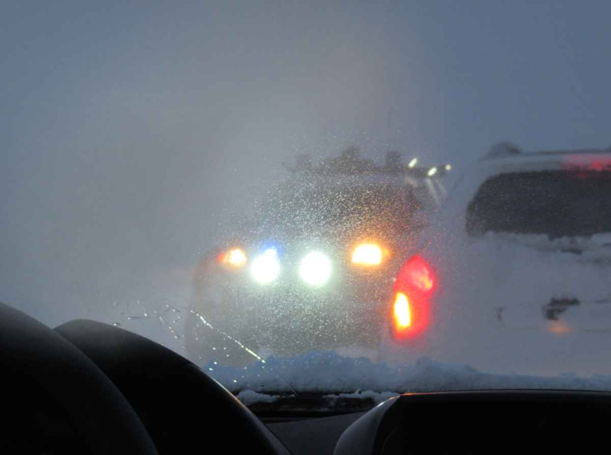 Veicolo di emergenza in una tempesta di neve