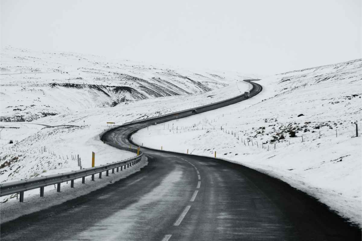 Ring Road d’Islanda con i lati coperti di neve