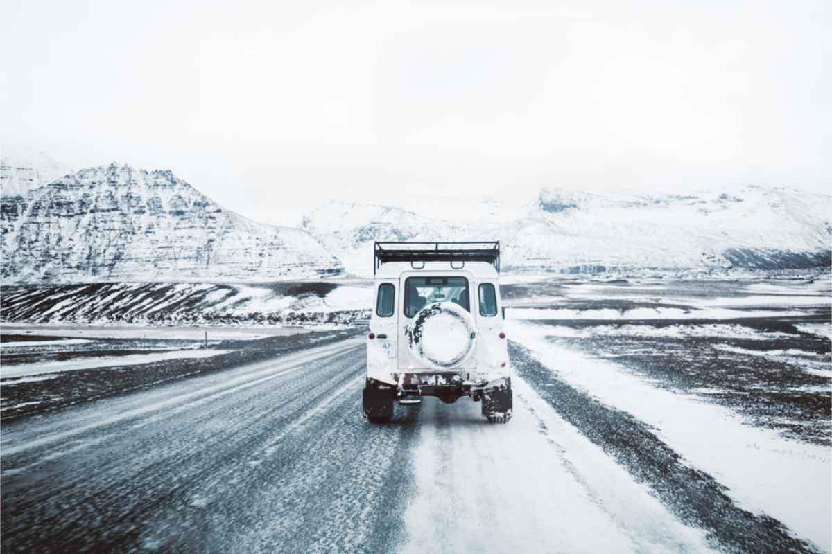 Jeep 4x4 in un paesaggio innevato